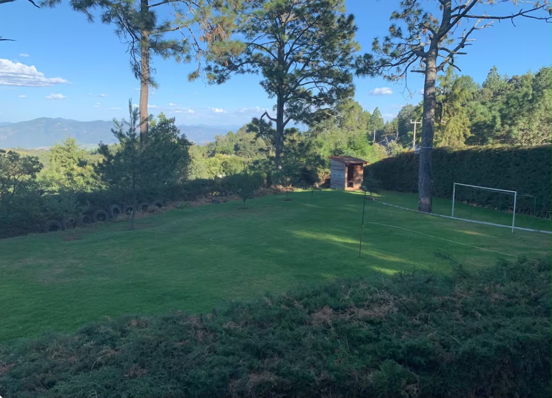 Área verde con vista a las montañas